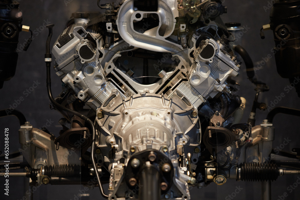 Fototapeta premium 展示している車のエンジンの様子