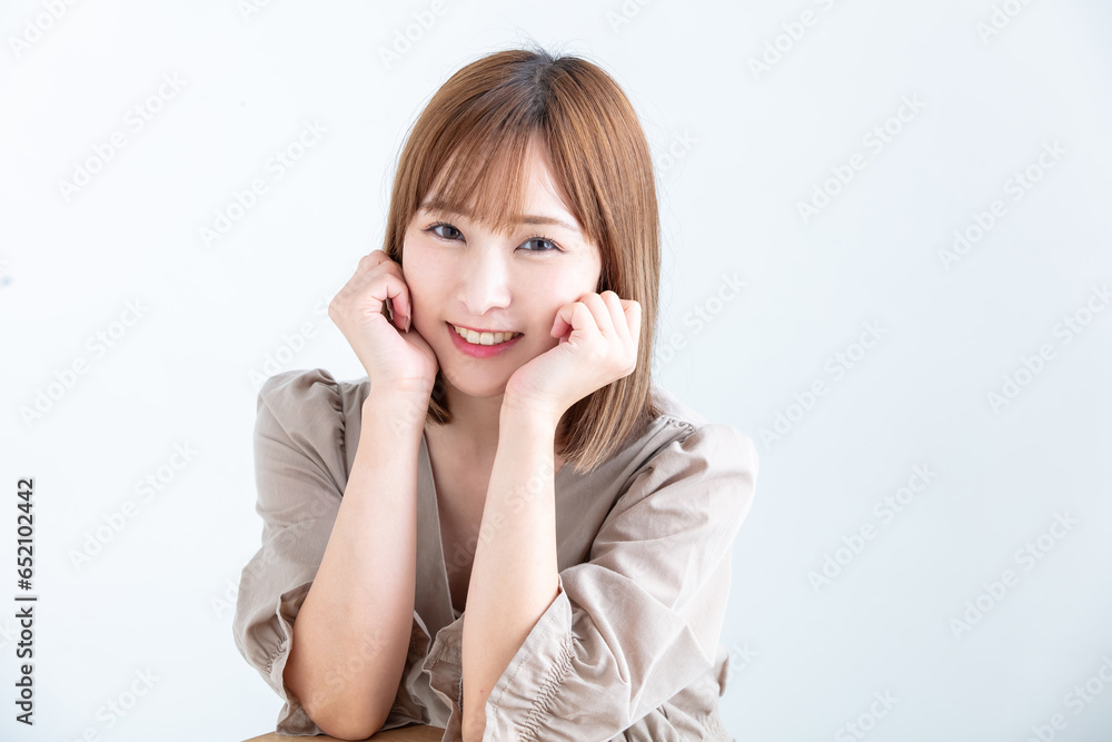 頬杖をついて微笑む女性 Smile 頬杖をついて微笑む女性 Smile