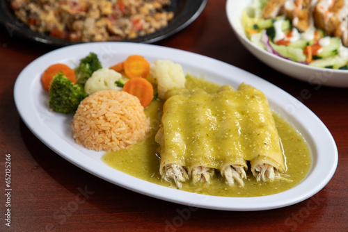 Cuadro en lienzo Alimento con comida y gallina