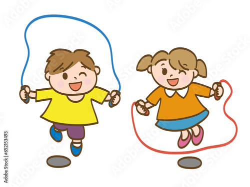 仲良く縄跳びを飛ぶ男の子と女の子__小学生低学年_幼児

