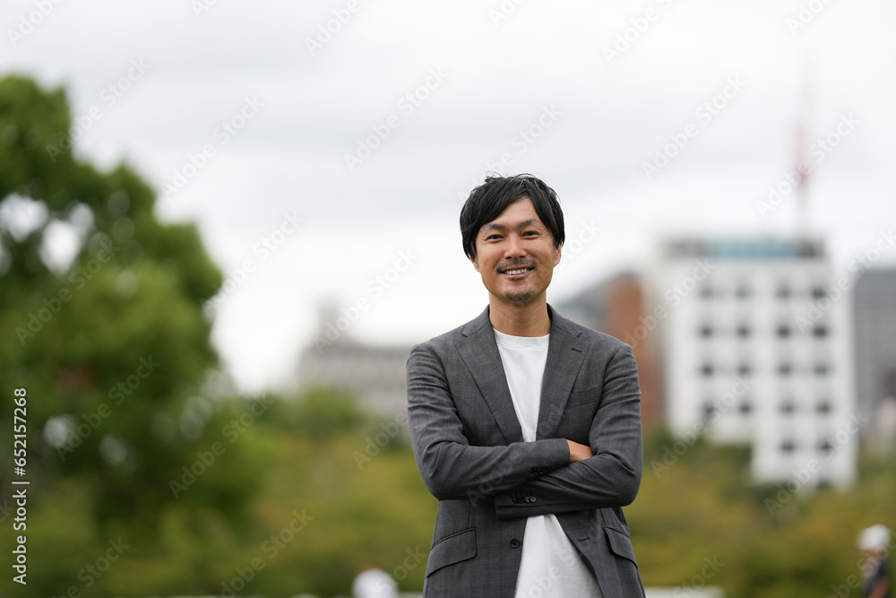 野外でジャケット姿のビジネスマン 野外でジャケット姿のビジネスマン