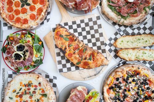 Alimento con pizza y comida