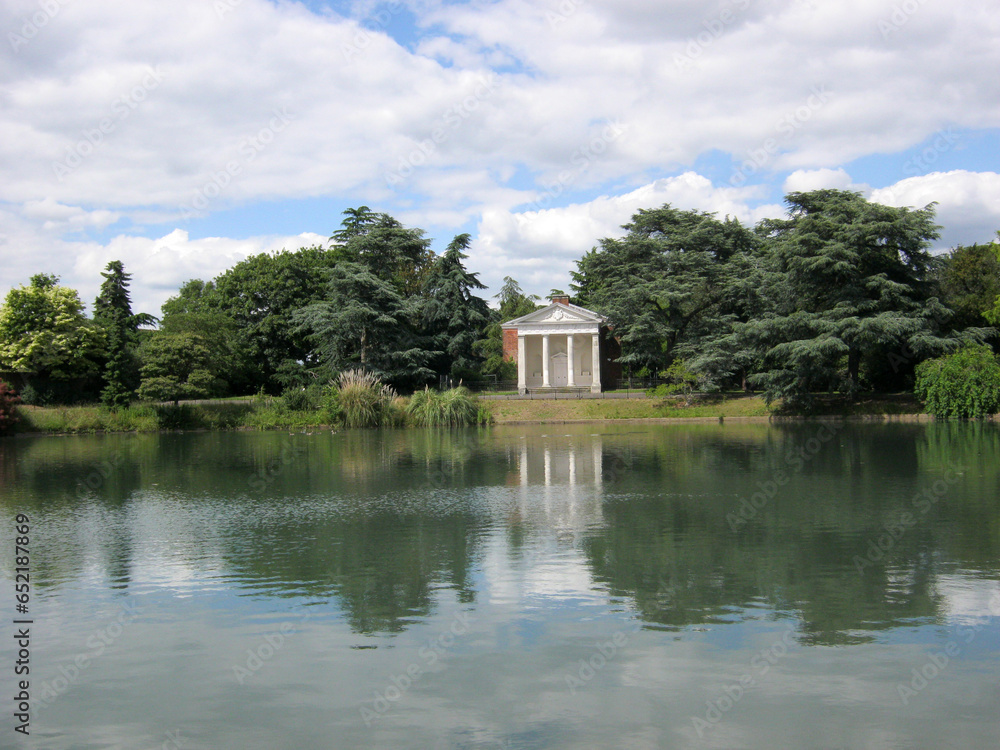 Obraz premium English landscape with a lake and a white gazebo on the shore
