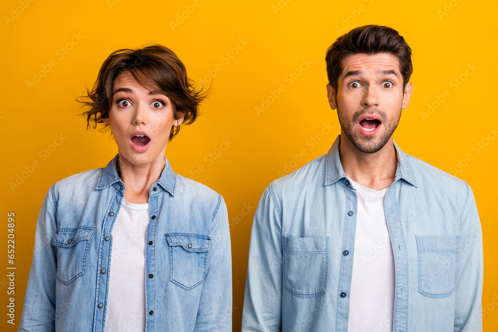 Photo of shocked impressed people dressed jeans clothes open mouth omg special offer low price isolated on yellow color background Photo of shocked impressed people dressed jeans clothes open mouth omg special offer low price isolated on yellow color background