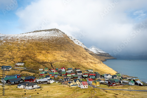 un joli village aux maison colorées en hiver aux îles Féroé