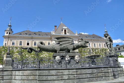 Klagenfurt, Lindwurm, Lindwurmbrunnen, Lindwurm, Vogelsang, Wappentier, Skulptur, monumental, Brunnen, Wahrzeichen, Drache, Fabelwesen, Schlangenwesen, Landeshauptstadt, Kärnten, Mythologie, Sage, geh