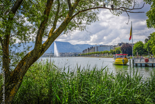 Le fameux Jet d'Eau à Genève vu depuis es rives du lac Léman  © patrick
