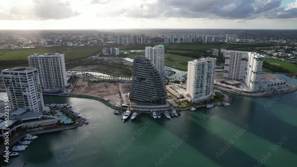Torre en construcción junto a rio artificial