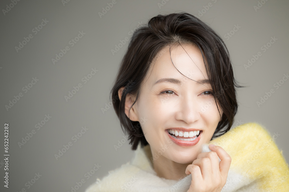 美しい女性の秋冬のビューティーイメージ 笑顔 クローズアップ 美しい女性の秋冬のビューティーイメージ 笑顔 クローズアップ