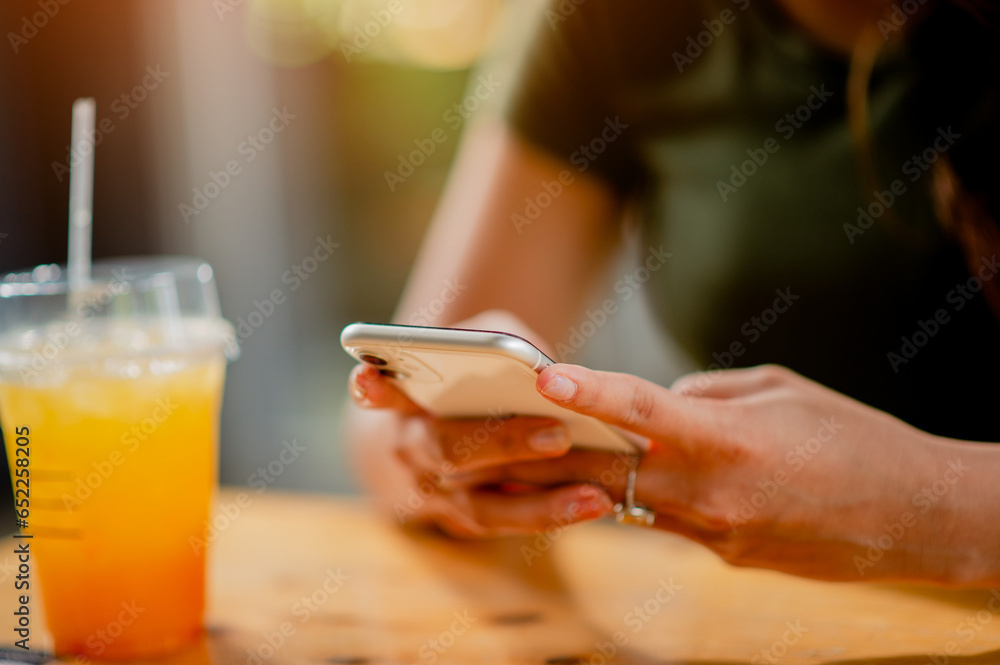 Obraz premium Smartphone, online communication social media online communication Close-up photo of hand using phone, social media