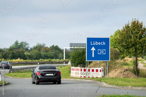 Ein Auto fährt vom Rastplatz auf die Autobahn Richtung Lübeck auf photo