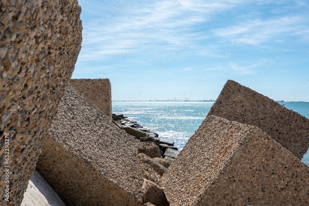 Φωτογραφία View of the sea between concrete blocks on the coast of Rota, province of Cadiz,