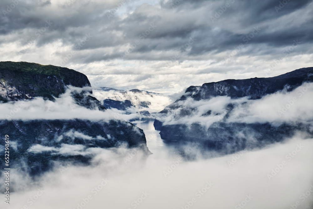 Aussicht auf Fjord in Norwegen mit Wolken und Nebel dramatisch und mystisches Licht