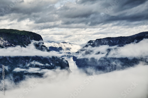 Aussicht auf Fjord in Norwegen mit Wolken und Nebel dramatisch und mystisches Licht