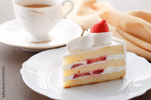 Foto 瑞々しいイチゴがのった美味しそうなショートケーキ