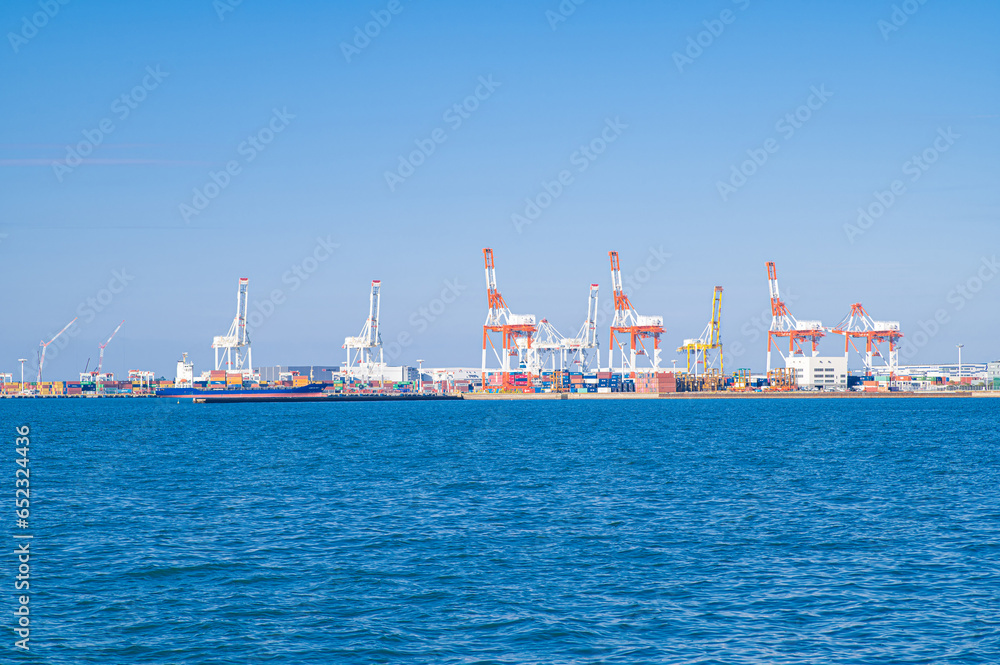 博多港の港湾施設とガントリークレーン