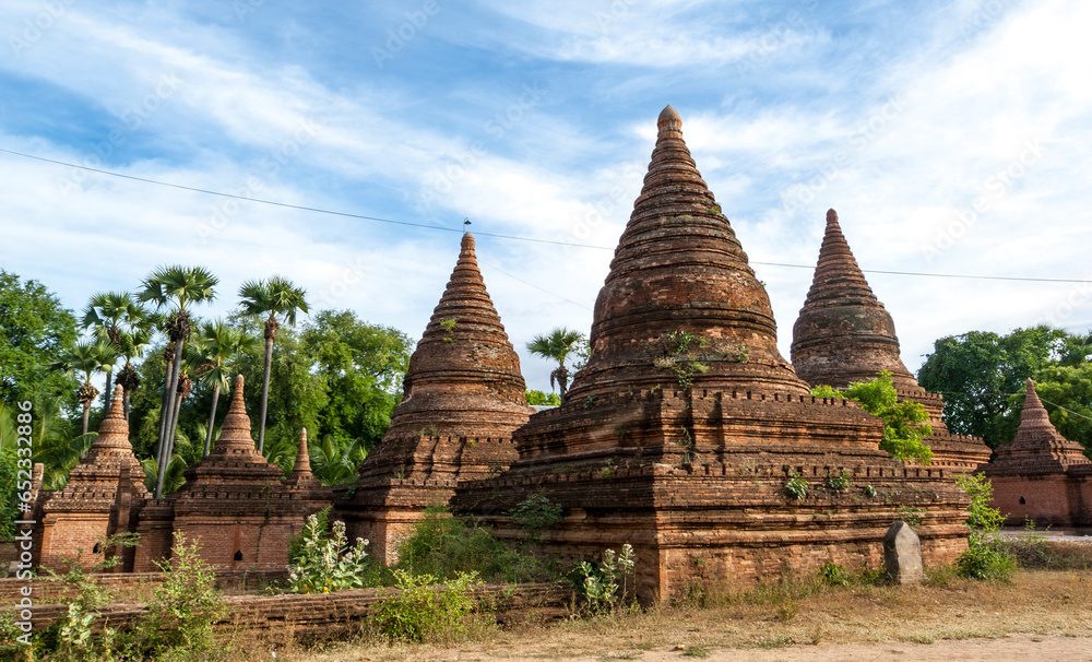 Fototapeta premium Buddhist temples and pagodas in Bagan, Myanmar, Asia