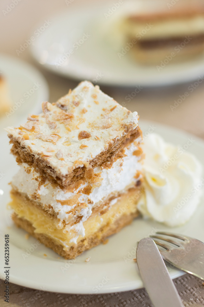 Meringue and cream pie with puff pastry