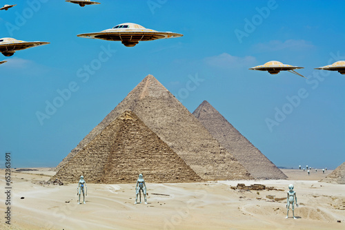 Astronavi aliene e ufo che volano sopra a 3 piramidi egizie con alieni e androidi atterati a terra photo