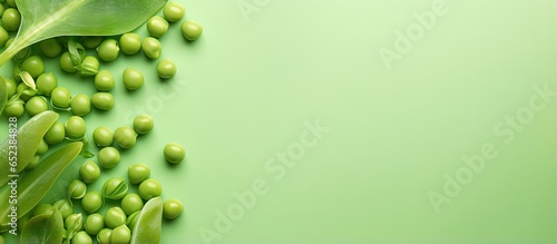 Fotografia Close up of isolated fresh green peas on a isolated pastel background Copy space