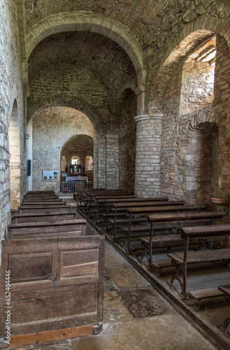 Intérieur de l'église romane de Saint-Hymetière, Jura, France © Jorge Alves