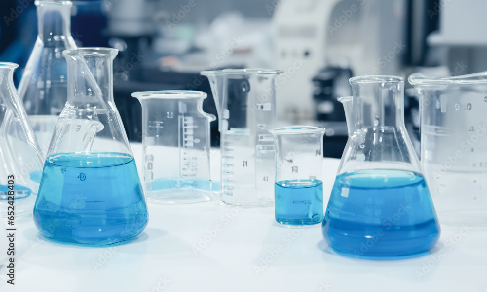 フラスコが並んだ研究室