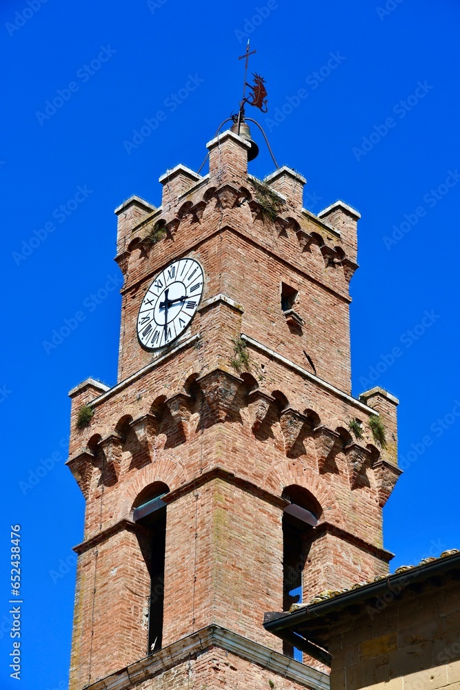 Campanile con orologio del palazzo comunale di Pienza .