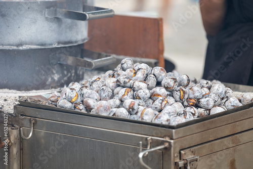 Billede på lærred Savory roasted chestnuts, sprinkled with salt, in a rustic setting