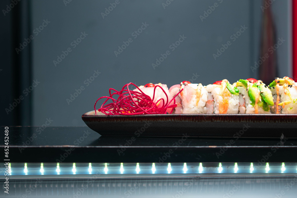 Sushi comida japonesa de colores muy deliciosa  - obrazy, fototapety, plakaty 