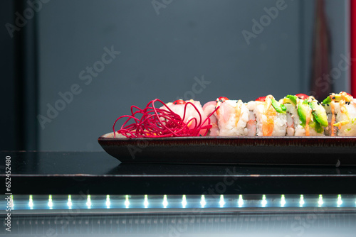 Sushi comida japonesa de colores muy deliciosa 