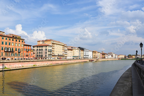 Pisa, Italy. September 16, 2023. The river Arno through the town of Psa, Italy © Bert