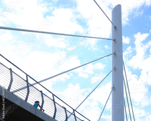 Ponte con lunghi cavi tiranti si staglia sul cielo pieno di nuvole photo
