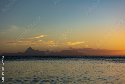 Ile de Mo'orea en Polynésie au coucher du soleil prit du large  photo