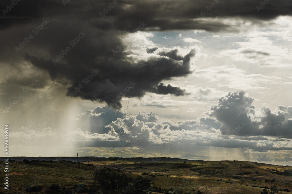 Fototapeta premium Cielo de tormenta y lluvias en entardecer epico