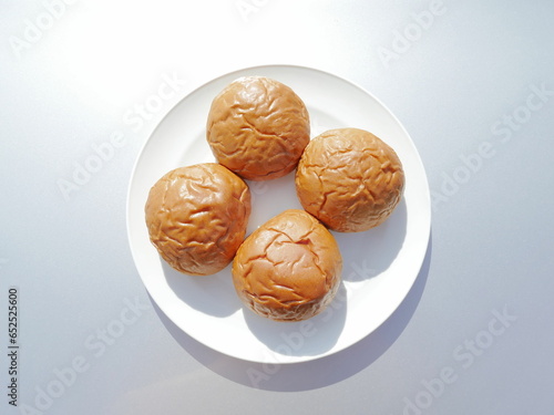 丸い皿にある４個の丸いパン