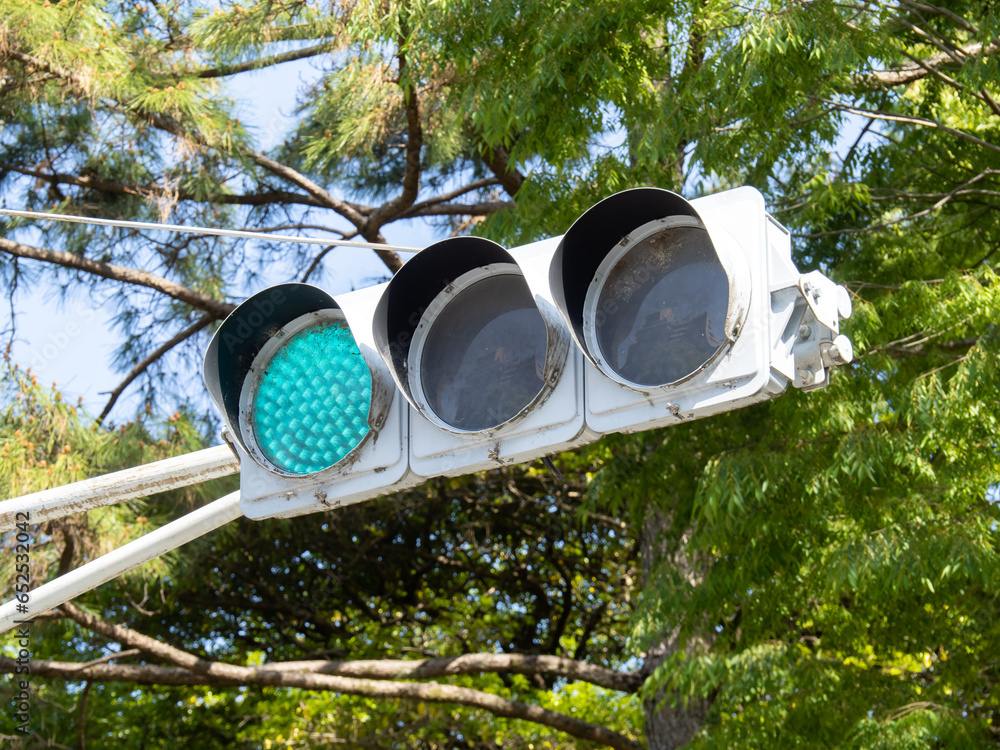 青信号。青が点灯している信号機。 Stock Photo | Adobe Stock