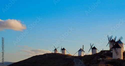 青空と風車の見える丘の上