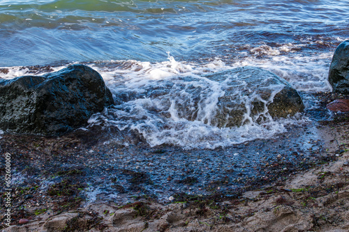 Die Wellen der Ostsee umspülen die Steine am Ufer
