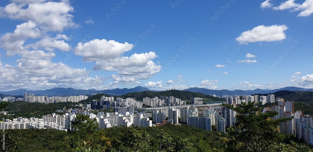 맑은 가을, 푸른 하늘, 도심 속 봉화산에서 바라본 멋지고 아름다운 서울 풍경 - Clear autumn, blue sky, wonderful and beautiful view of Seoul from Bonghwasan Mountain in the city center