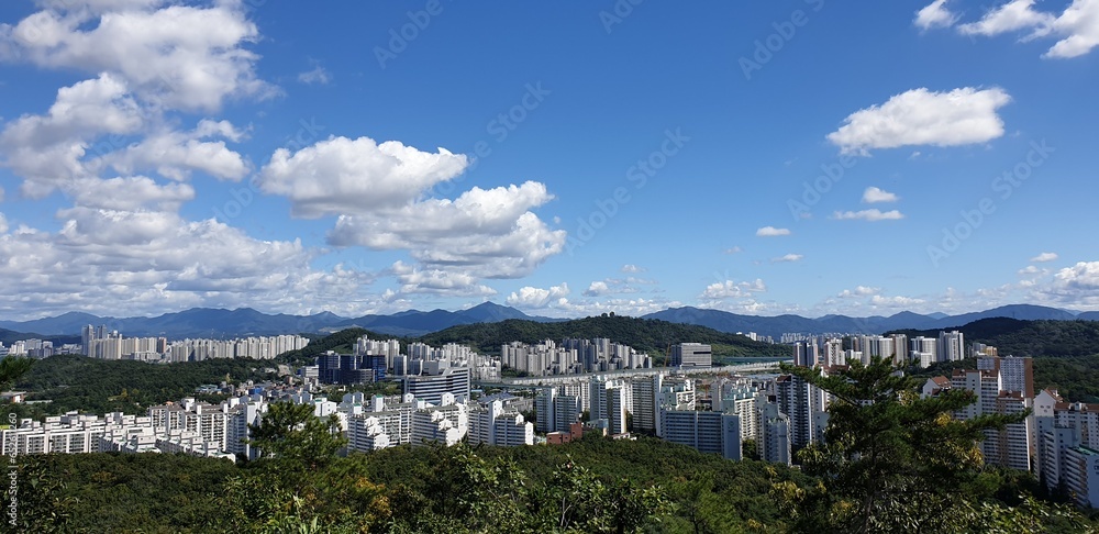 Obraz premium 맑은 가을, 푸른 하늘, 도심 속 봉화산에서 바라본 멋지고 아름다운 서울 풍경 - Clear autumn, blue sky, wonderful and beautiful view of Seoul from Bonghwasan Mountain in the city center