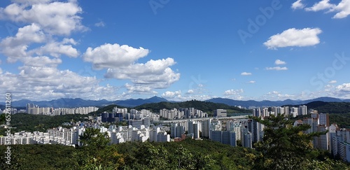 맑은 가을, 푸른 하늘, 도심 속 봉화산에서 바라본 멋지고 아름다운 서울 풍경 - Clear autumn, blue sky, wonderful and beautiful view of Seoul from Bonghwasan Mountain in the city center © CHUNHEE
