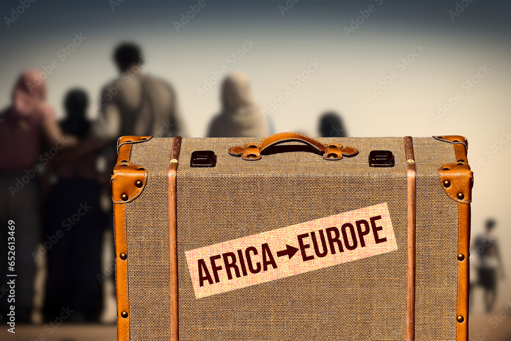 Ein Koffer und Flüchtlinge aus Afrika mit dem Ziel Europa
 - obrazy, fototapety, plakaty 