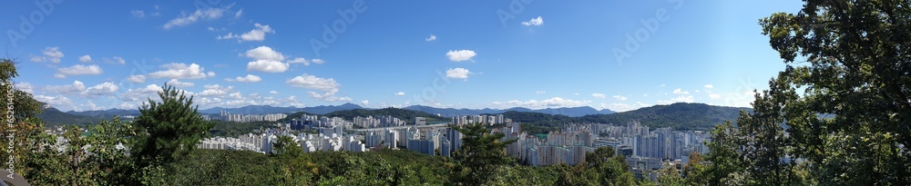 맑은 가을, 푸른 하늘, 도심 속 봉화산에서 바라본 멋지고 아름다운 서울 풍경 - Clear autumn, blue sky, wonderful and beautiful view of Seoul from Bonghwasan Mountain in the city center