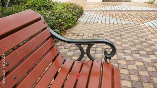 公園の歩道に置かれたベンチとタイル模様