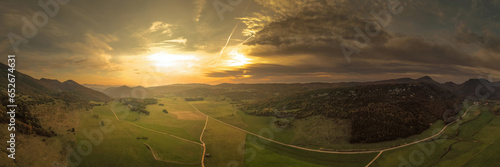 Le drone s’envole au dessus du Vercors tandis que le soleil  se couche. photo