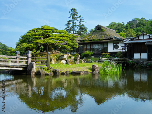 Jardin japonais traditionnel à proximité du chateau japonais de Hikone, près de Osaka, au Japon, en été.