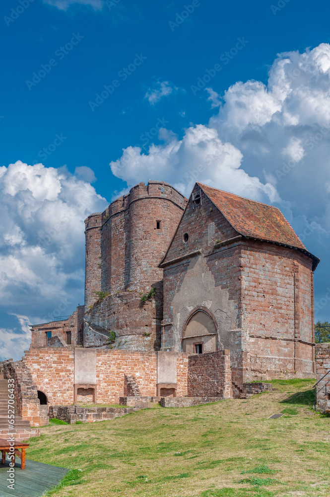 Fototapeta premium Außenansicht der Burg Lichtenberg mit Bergfried. Lichtenberg im Departement Bas-Rhin in der Region Elsass in Frankreich