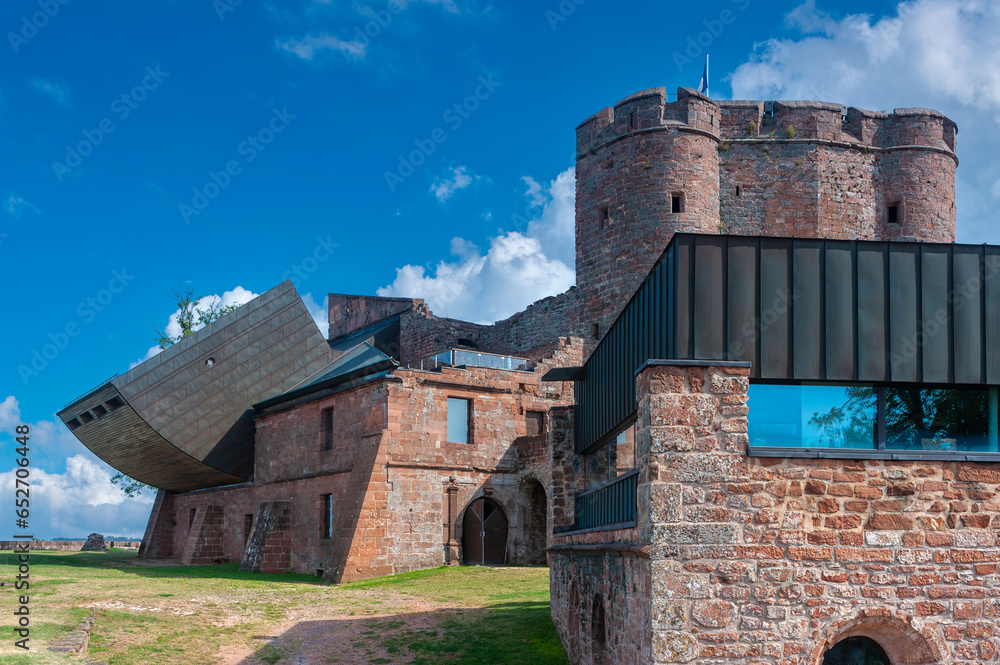 Außenansicht der Burg Lichtenberg in Lichtenberg. Rechts mittelalterlicher Bergfried und links neuzeitliches Arsenal. Departement Bas-Rhin in der Region Elsass in Frankreich