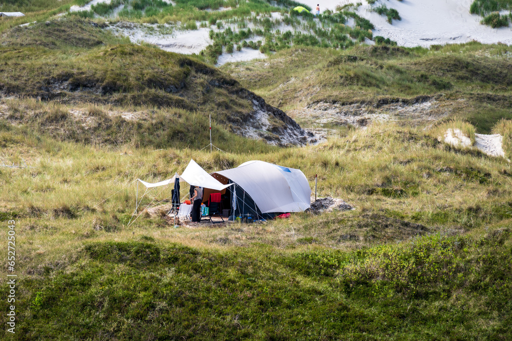 Ein Campingzelt in den Dünen vom Amrumer Leuchtturm