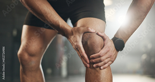Foto Fitness, knee pain and hands of man at gym for training with muscle, problem or arthritis
